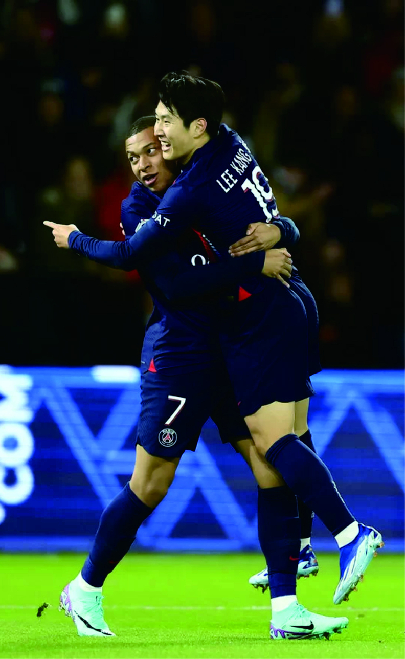 파리 생제르맹(PSG)의 이강인이 3일 프랑스 파리의 파르크 데 프랭스에서 열린 2023-24 리그1 11라운드 몽펠리에와의 경기 전반 10분 선제골을 넣고 킬리안 음바페와 기뻐하고 있다. 