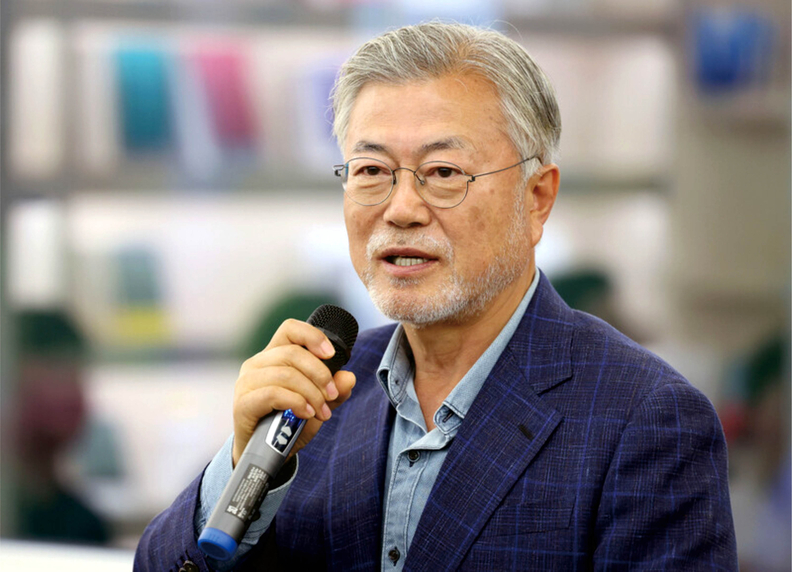문재인 전 대통령이 지난해 4월 경남 양산시 하북면 평산책방에서 진행된 오픈 기념 강연에서 인사말을 하고 있다.