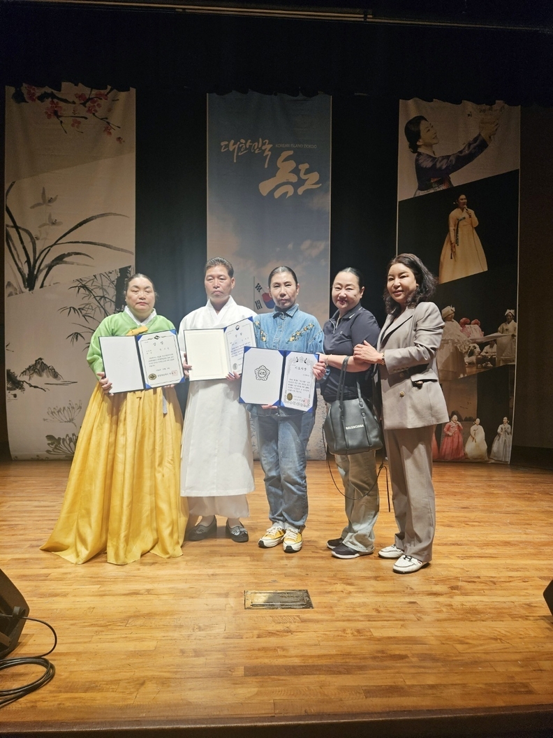 (오른쪽부터) 박은숙 신인부 1위. 김재운 대상, 천희심 최고 지도자상.