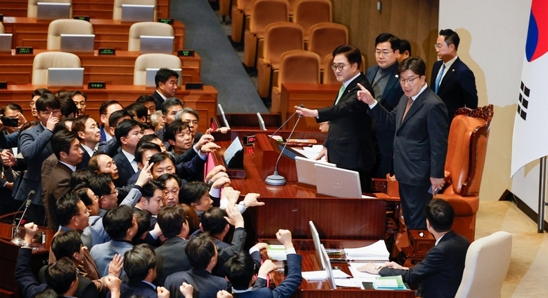 우원식 국회의장이 27일 오후 국회 본회의에서 한덕수 국무총리 탄핵소추안 가결 요건을 ‘재적 과반’으로 정하자 국민의힘 의원들이 항의하고 있다.