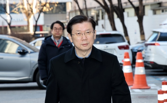  박종준 대통령경호처장이 10일 오전 서울 서대문구 경찰청 중대범죄수사과에 윤석열 대통령에 대한 체포영장 집행을 방해한 혐의(특수공무집행방해)로 출석하고 있다.