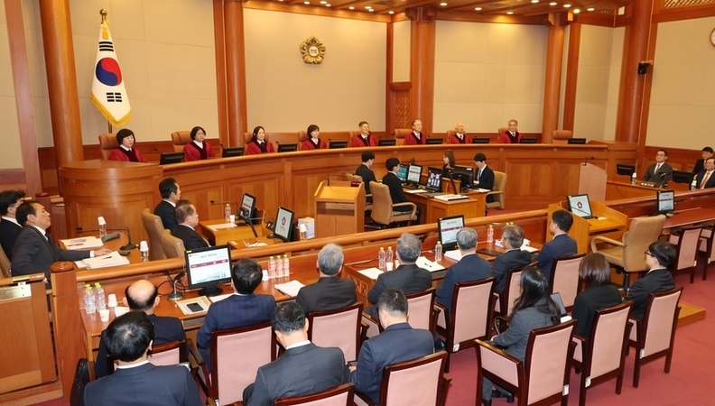 문형배 헌법재판소장 권한대행을 비롯한 헌법재판관들이 14일 서울 종로구 헌법재판소에서 열린 윤석열 대통령 탄핵심판 사건 첫 변론기일에 참석해 있다.
