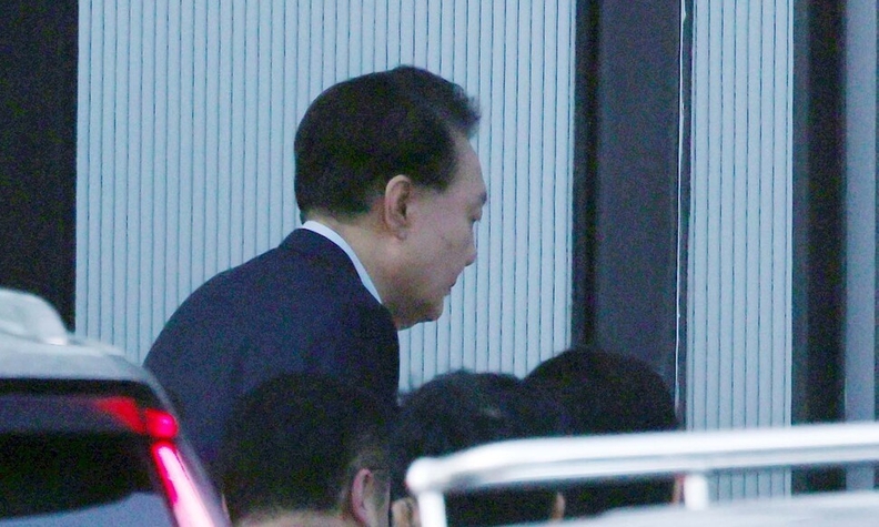내란 우두머리와 직권남용 권리행사 방해 혐의를 받는 윤석열 대통령이 15일 경기 과천시 정부과천청사 내 고위공직자범죄수사처에 출석하고 있다.