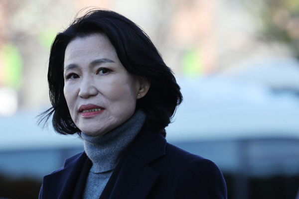 직무 정지 중인 이진숙 위원장이 3일 오후 서울 종로구 헌법재판소에서 열린 자신의 탄핵심판 2회 변론에 출석하고 있다.