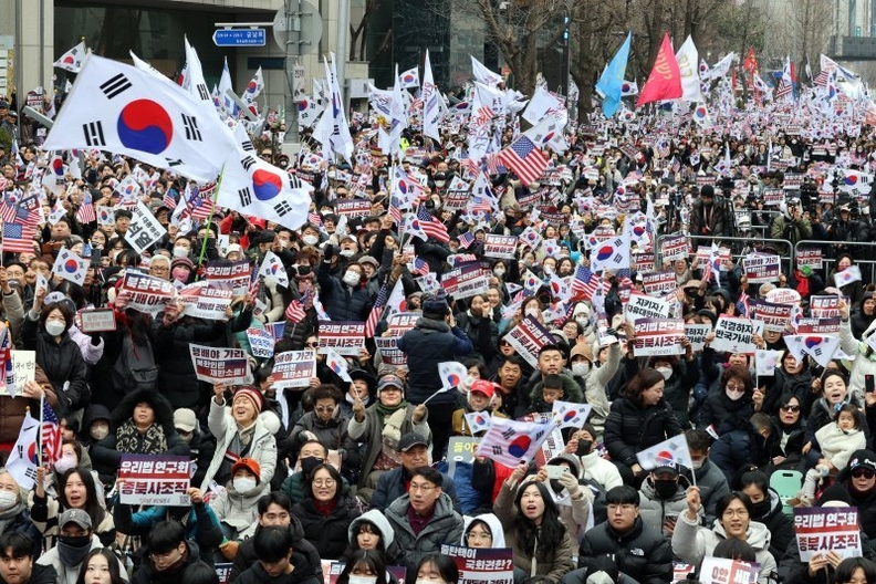15일 오후 광주 동구 금남로에서 개신교 단체 세이브코리아가 개최한 윤석열 대통령 탄핵 반대 및 석방 촉구 국가비상기도회에서 참가자들이 구호를 외치고 있다.