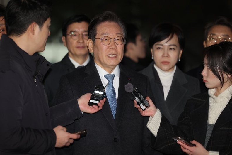 이재명 더불어민주당 대표가 26일 서울고법에서 열린 공직선거법 위반 혐의 사건 2심 결심 공판을 마친 뒤 법정을 나서며 발언하고 있다.