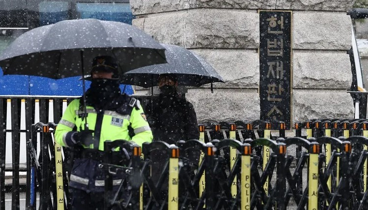 윤석열 대통령에 대한 탄핵심판 선고를 앞둔 4일 서울 종로구 헌법재판소 앞에서 경찰이 출입을 통제하고 있다.