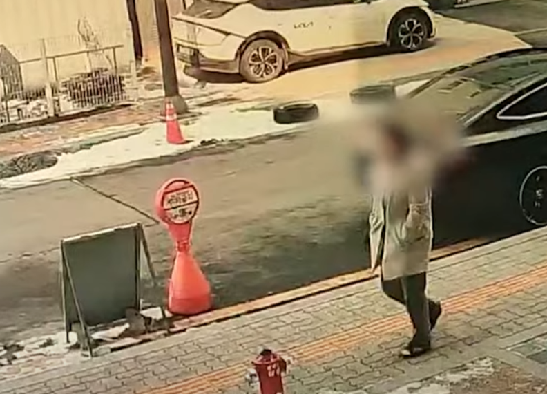 피의자 A씨가 점심시간을 이용해 흉기를 사러 가는 모습.