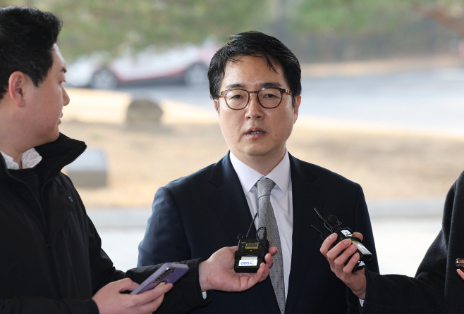 심우정 검찰총장이 10일 서울 서초구 대검찰청으로 향하며 취재진 질문에 답하고 있다.