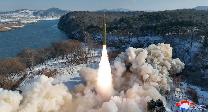 북한이 고체연료를 사용한 극초음속 중장거리 탄도미사일(IRBM) 시험 발사에 성공했다고 조선중앙통신이 보도한 사진이다.