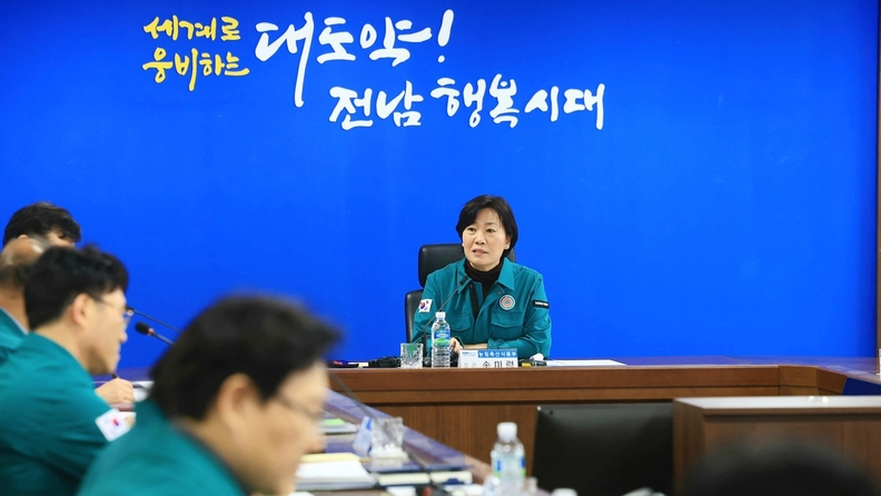 농식품부 송미령 장관이 17일 전남도청에서 구제역 발생 및 방역대책 추진상황 등을 점검하고 있다.