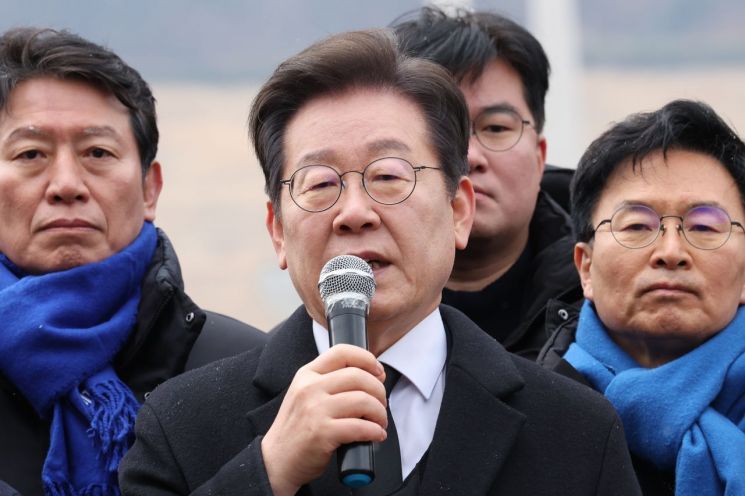 18일 오후 광주 북구 운정동 국립5·18민주묘지에서 더불어민주당 이재명 대표가 참배를 마치고 취재진의 질문에 답하고 있다.