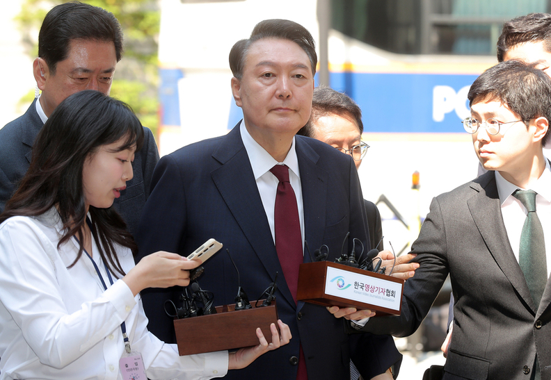 윤석열 전 대통령이 12일 서울 서초구 중앙지방법원에서 열린 내란우두머리 혐의, 직권남용 권리행사방해 혐의 3차 공판에 출석하고 있다. [사진 = 사진공동취재단