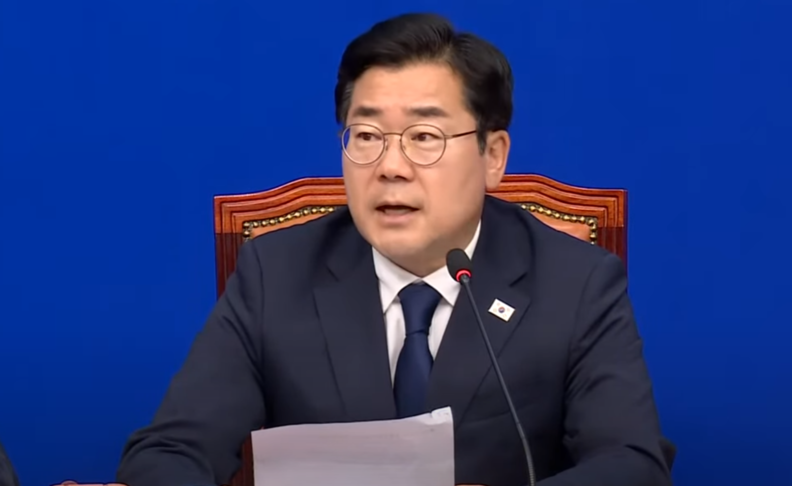 박찬대 민주당 당대표 직무대행 겸 원내대표가 9일 국회에서 열린 최고위원회의를 진행하고 있다.
