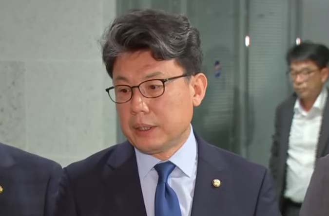 진성준 더불어민주당 정책위의장이 18일 당정대 협의를 마친 뒤 브리핑을 하고 있다.