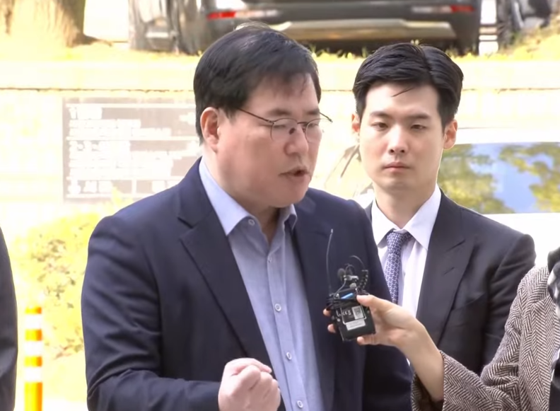 유동규 전 성남도시개발공사 기획본부장이 31일 서울 서초구 중앙지법에서 열린 1심 선고공판에 출석해 입장을 밝히고 있다.