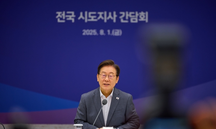이 대통령 “가짜뉴스 뿌리는 유튜버들, 징벌 배상 검토하라”