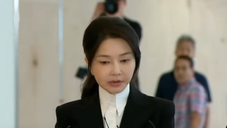 김건희, 특검 출석… “아무것도 아닌 사람이 심려 끼쳐 죄송”