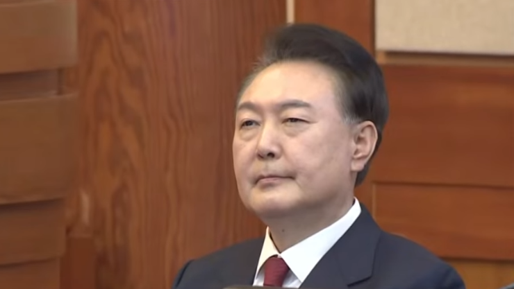 특검, 尹 체포영장 집행 중단… “물리력 행사에도 완강히 거부”