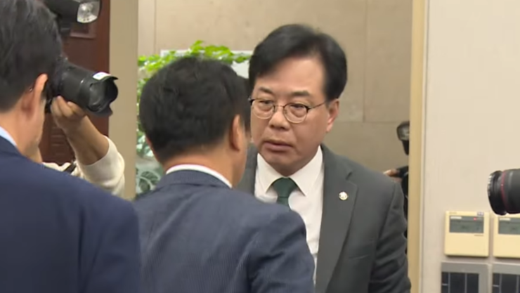 운영위, 대통령실 국감 1시간 만에 파행… 여야 ‘배치기 ’충돌도