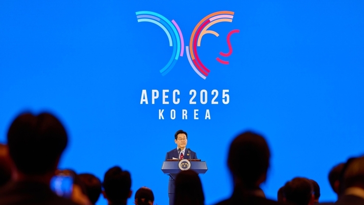 李대통령 국정 지지율 56.7… 민주당 46.5·국힘 34.8 [리얼미터]