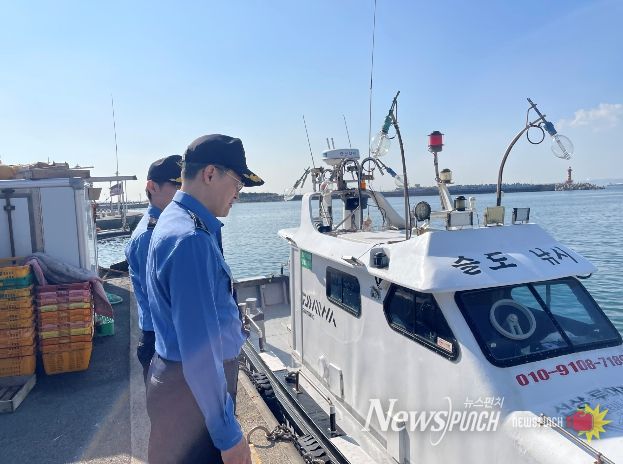 정욱한 울산해경서장이 낚시어선을 점검 중이다.
