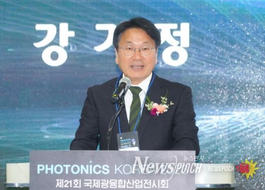 강기정 광주광역시장이 15일 오전 서구 김대중컨벤션센터에서 열린 ‘제21회 국제광융합산업전시회 개막식’에 참석해 환영사를 하고 있다./광주광역시 제공