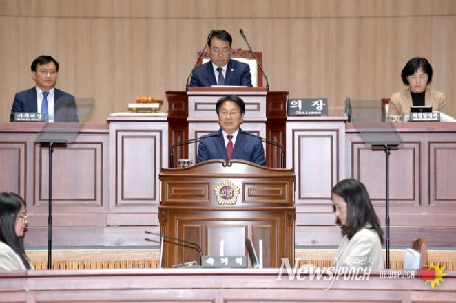 강기정 광주광역시장이 28일 오전 시의회 본회의장에서 열린 제321회 제2차 정례회 제3차 본회의에 참석해 2024년도 광주광역시 일반 및 특별회계 세입‧세출예산안 제출에 따른 시정연설을 하고 있다. /광주광역시 제공