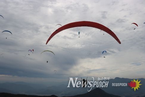 영주시는 영주댐 패러글라이딩 시설 조성사업을 본격 추진한다.패러글라이딩 활공 모습
