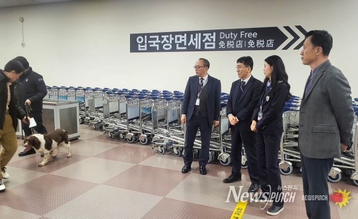 23(금) 대구국제공항 마약단속 현장을 점검 중인 한창령 관세청 조사국장(오른쪽에서 세번째).