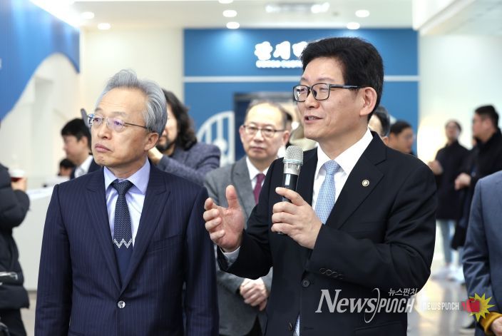 서울세관에서 개최한 관세행정발전심의위원회에 앞서 관세행정 스마트혁신 신기술을 발표하고 있는 고광효 관세청장(오른쪽)