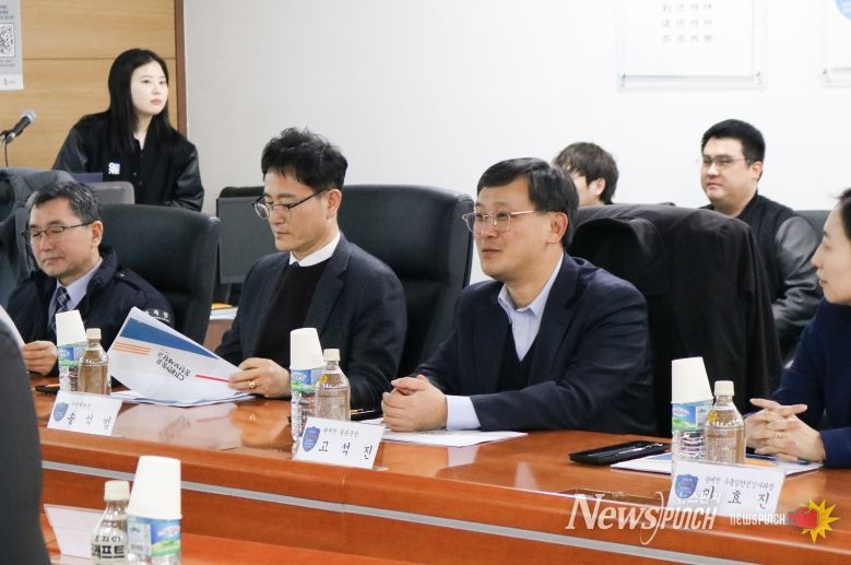 고석진 관세청 통관국장(왼쪽 세번째)이 8일 수원세관을 방문해 '모바일 기기를 활용한 수입 검사' 현장 점검 전 관련내용을 청취하고 있다.