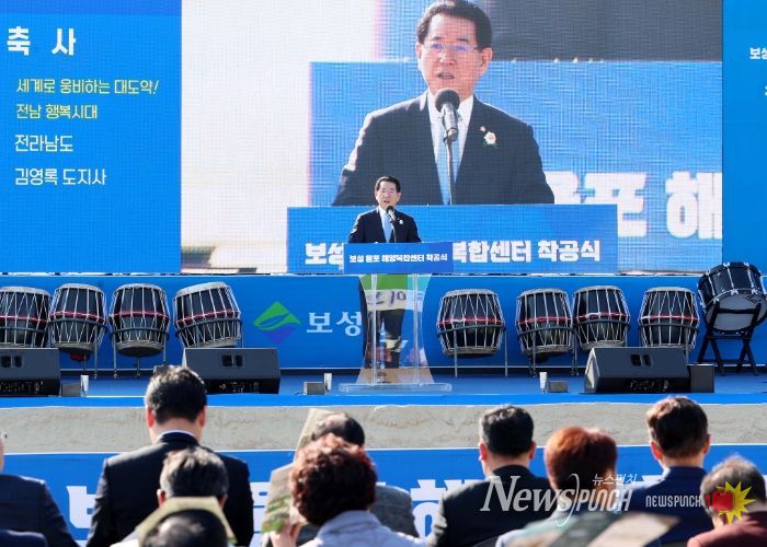 김영록 전라남도지사가 13일 오후 보성군 율포솔밭해수욕장에서 열린 ‘보성 해양복합센터 착공식’에서 축사를 하고 있다.