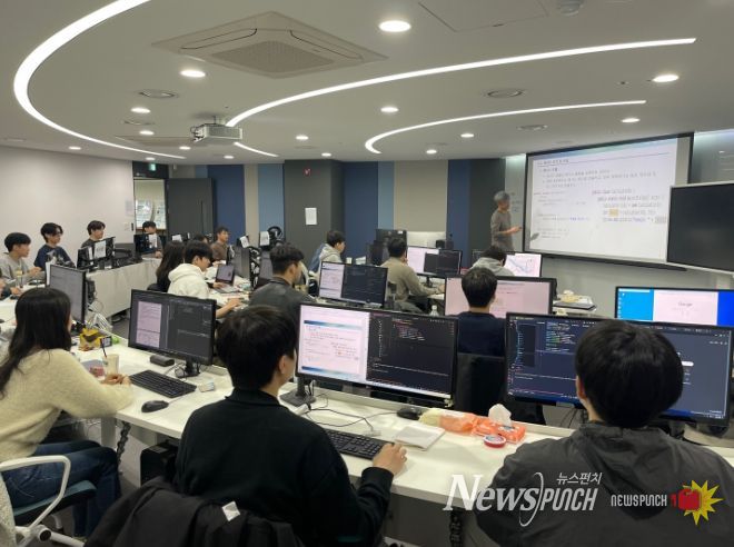 한국폴리텍대학 광명융합기술교육원 ‘하나금융티아이 협약반’ 훈련생들이 소프트웨어 개발 실습을 하고 있다.