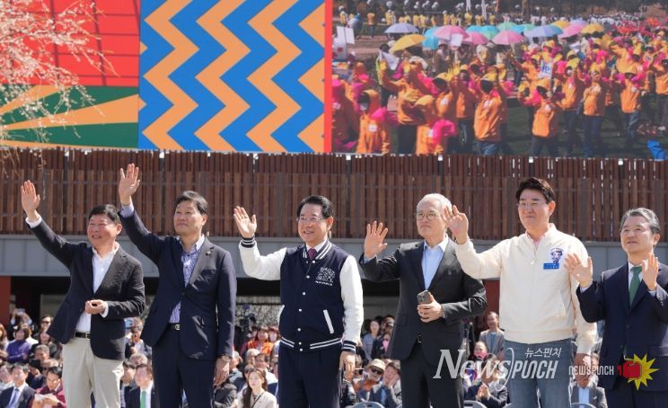 순천만국가정원 개장식이 ‘우주인도 놀러오는 순천’이란 주제로 1일 순천만국가정원 스페이스허브(기존 남문광장)에서 개최된 가운데 유인촌 문화체육관광부장관, 김영록 전라남도지사, 노관규 순천시장, 남성현 산림청장 등 내·외빈들이 순천시 24개 읍면동 캐릭터들의 퍼레이드를 감상하며 손을 흔들고 있다.