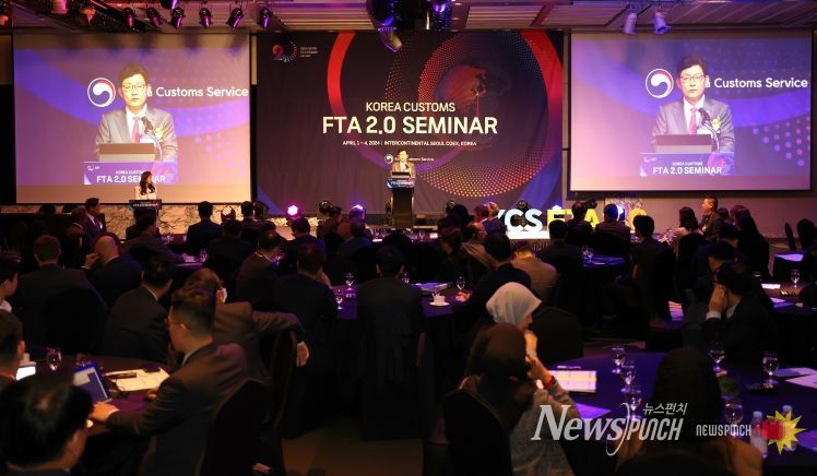 4월 2일(화) 서울 인터컨티넨탈 호텔에서 FTA 2.0 세미나에서 기념사를 하고 있는 고광효 관세청장(가운데 상단)
