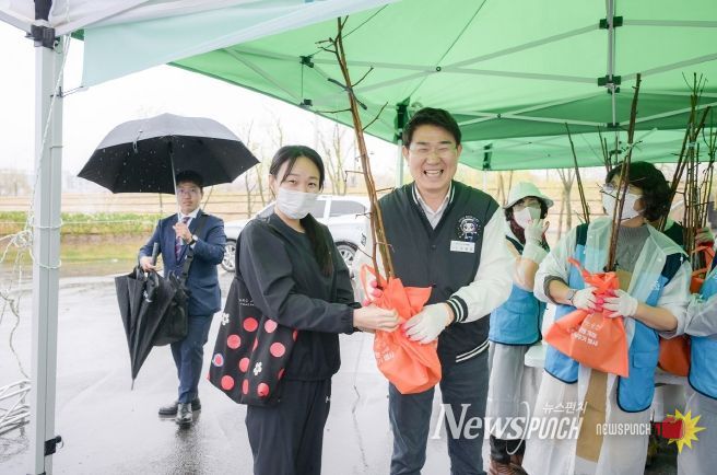 순천시, 내나무 나누어주기 행사 시민들 뜨거운 호응