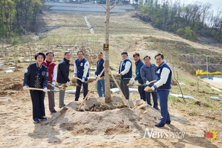 5일 오전 가천대학교 내 산사태복구지에서 열린 제79회 식목일 나무심기에서 김동연 경기도지사, 김성남 경기도의회 농정해양위원장, 최미리 가천대학교 부총장 및 학생등이 기념촬영 및 기념식수를 하고 있다.