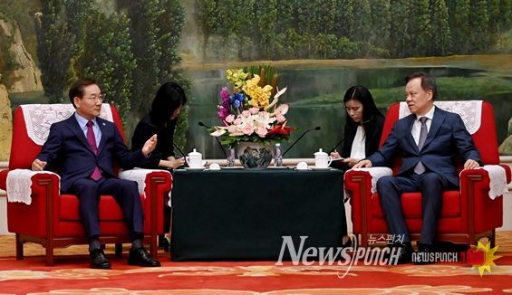 유정복 인천광역시장이 지난해 6월 중국 톈진시 영빈관에서 천민얼 톈진 당서기와 만나 협력방안을 논의하고 있다.