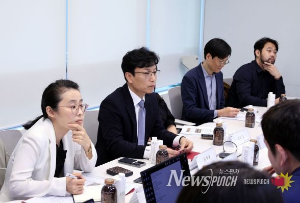 법제처 윤재웅 법제정책국장(좌2번째)이 AI 스타트업 기업들과 개선의견을 논의하고있다