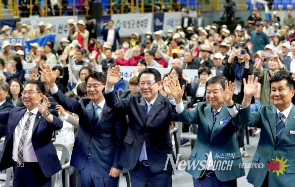 김영록 전라남도지사(가운데)가 29일 오후 영광스포티움 국민체육센터에서 열린 제32회 전라남도 장애인체육대회 개회식에서 입장하는 선수단을 환영하고 있다.
