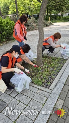 남동구 서창2동, 우기철 침수 대비 빗물받이 점검 및 인도변 제초작업