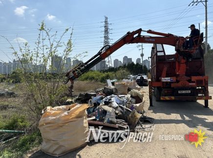 ‘수질오염 차단’ 남동구, 장수천 하류 일대 생활 쓰레기 4t 수거