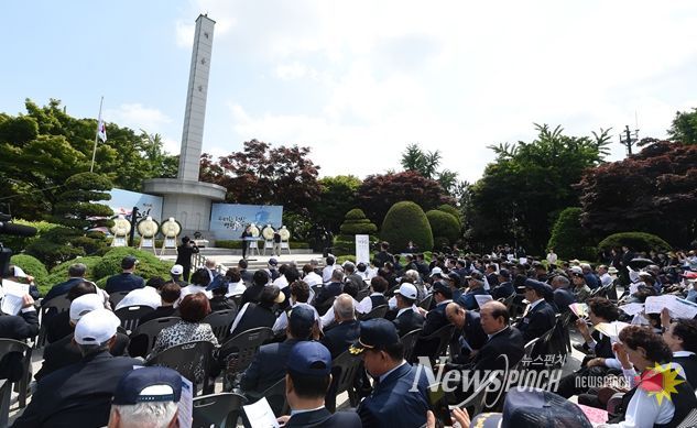 지난해 제68회 현충일 수봉공원 현충탑에서 열린 추념식