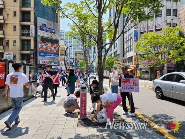 부산 동구, 애연가의 매너함과 캠페인을 통해 “담배꽁초 없는 거리”만들기