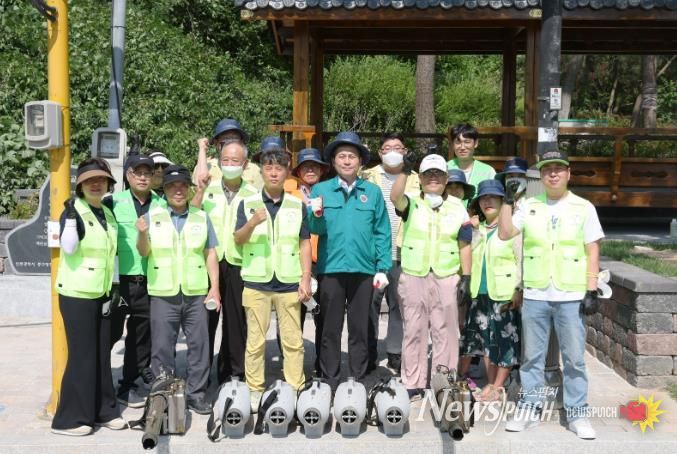 김정헌 구청장, 운서동 주민자율방역단과 환경정비 방역 활동 나서
