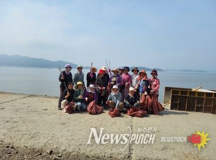 강화군 교동면 생활개선회, 해안가 쓰레기 수거 활동 펼쳐