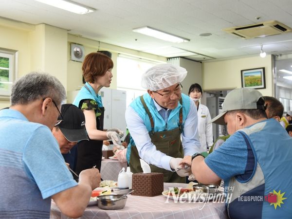 조병길 부산 사상구청장, 취임 2주년 장애인복지관 급식 봉사 실시
