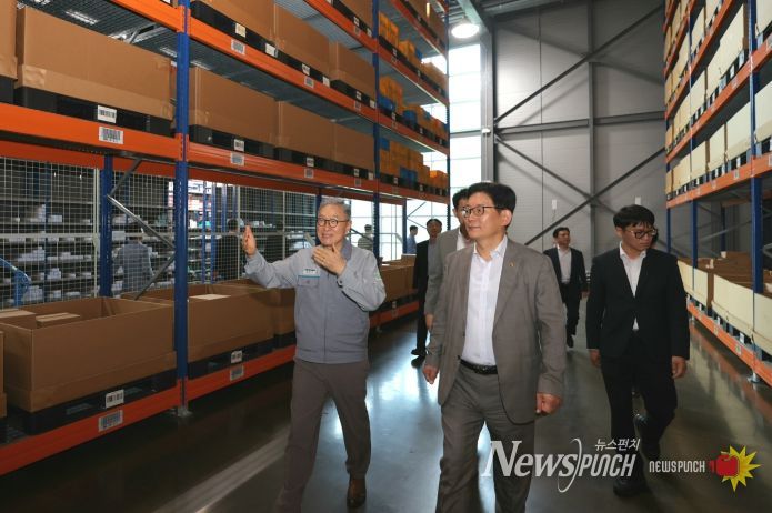 고광효 관세청장(오른쪽)이 9일 대구 달성군에 소재한 대구텍(유)를 방문하여 생산 현장 및 물류센터를 살펴보고 있다.