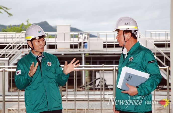 안병구 밀양시장이 10일 내이2배수장을 방문해 현장점검을 하고 있다.